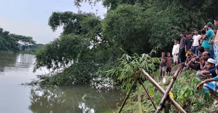 গোয়াইনঘাটে ভা র তী য় নৌকার ধা ক্কা য় পানিতে পড়ে বি'জি'বি সদস্য নি*খোঁজ